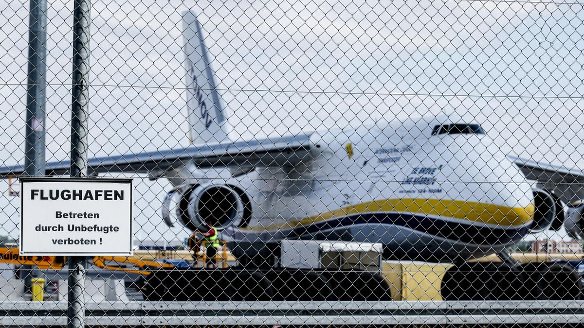 Un avión ucraniano de carga tras una valla de seguridad en el aeropuerto de Leipzig.
