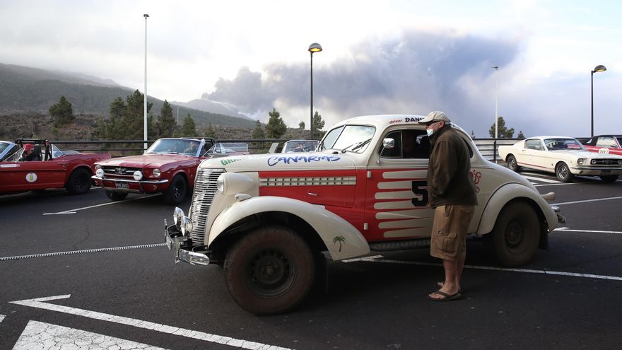 Ruta de coches antiguos para ver el volcán de La Palma. (ALEJANDRO RAMOS)