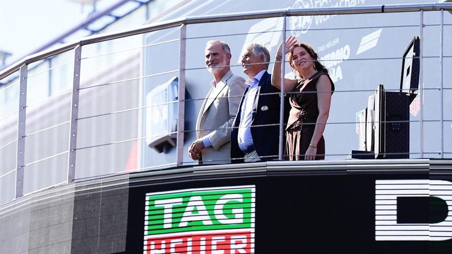 El rey Felipe VI e Isabel Díaz Ayuso se saludan durante el Gran Premio de España de Fórmula 1 en Madring, el 13 de septiembre en Madrid.