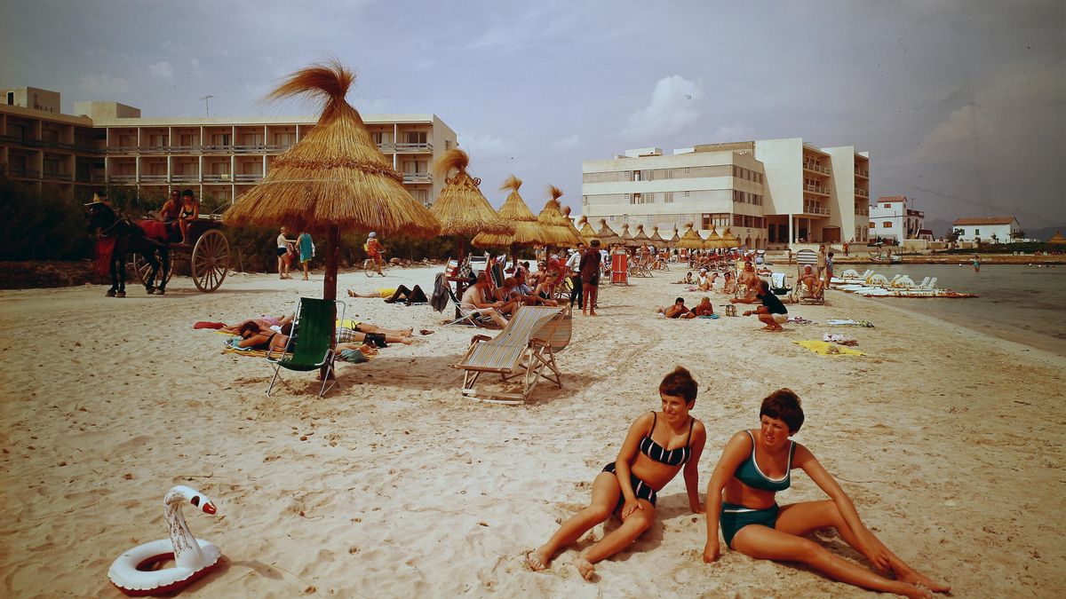 Retrato del puerto de Alcúdia durante los años sesenta.