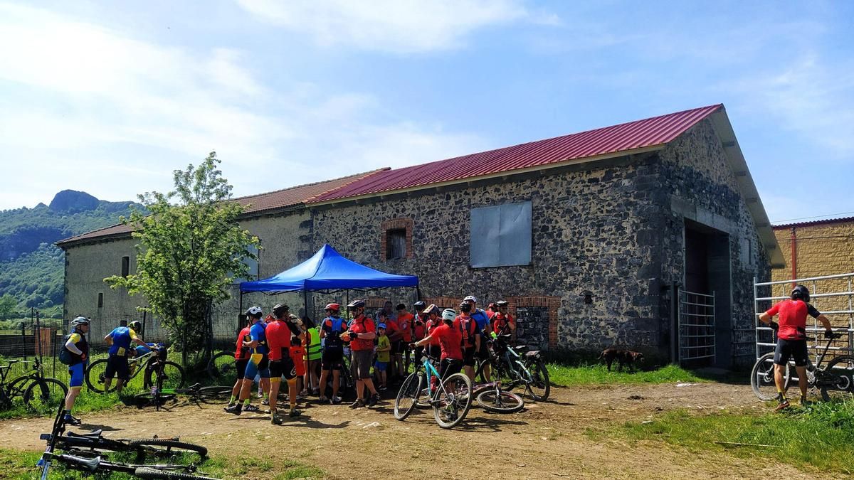 Carrera BTT Alto Porma en su edición de 2025, en el tercer avituallamiento. 