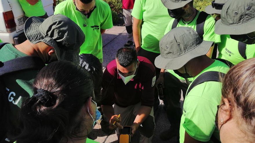 Un momento de la toma de datos para el inventario de plantas con un dispositivo GPS.