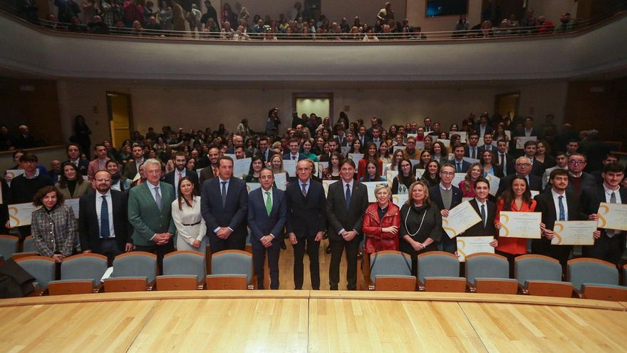 Fotografía grupal de los premiados y las autoridades presentes en el acto institucional