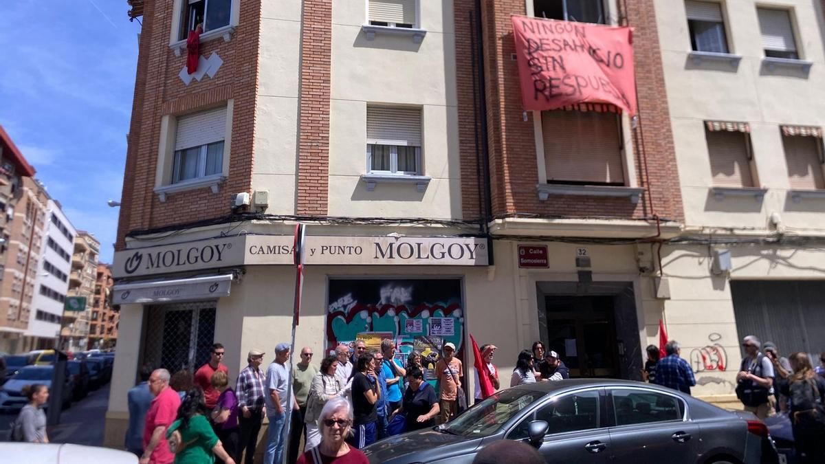 Las personas que han acudido a parar el desahucio se preparan para formar la barrera humana