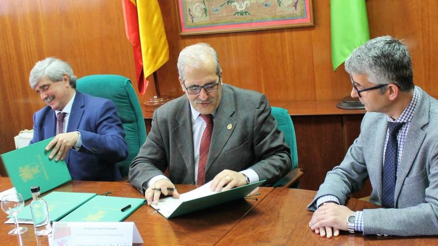 Firma de un acuerdo de colaboración entre la ULE y el Colegio Oficial de Ingenieros Industriales de León.