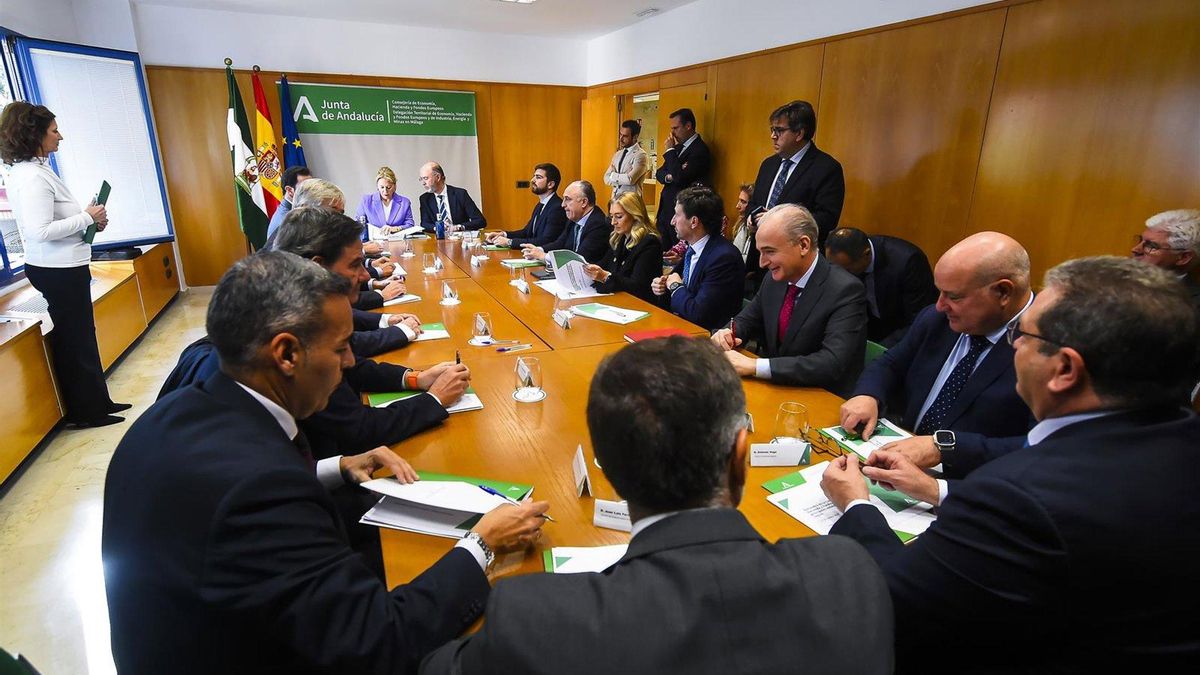 La consejera de Economía y Hacienda de la Junta de Andalucía y portavoz del Gobierno, Carolina España, durante la firma