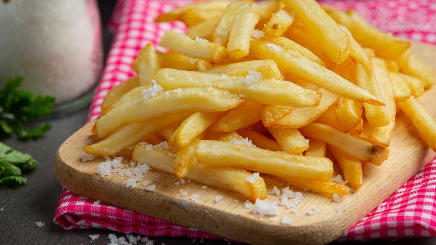 Cómo preparar las patatas fritas perfectas gracias a este truco con la freidora de aire