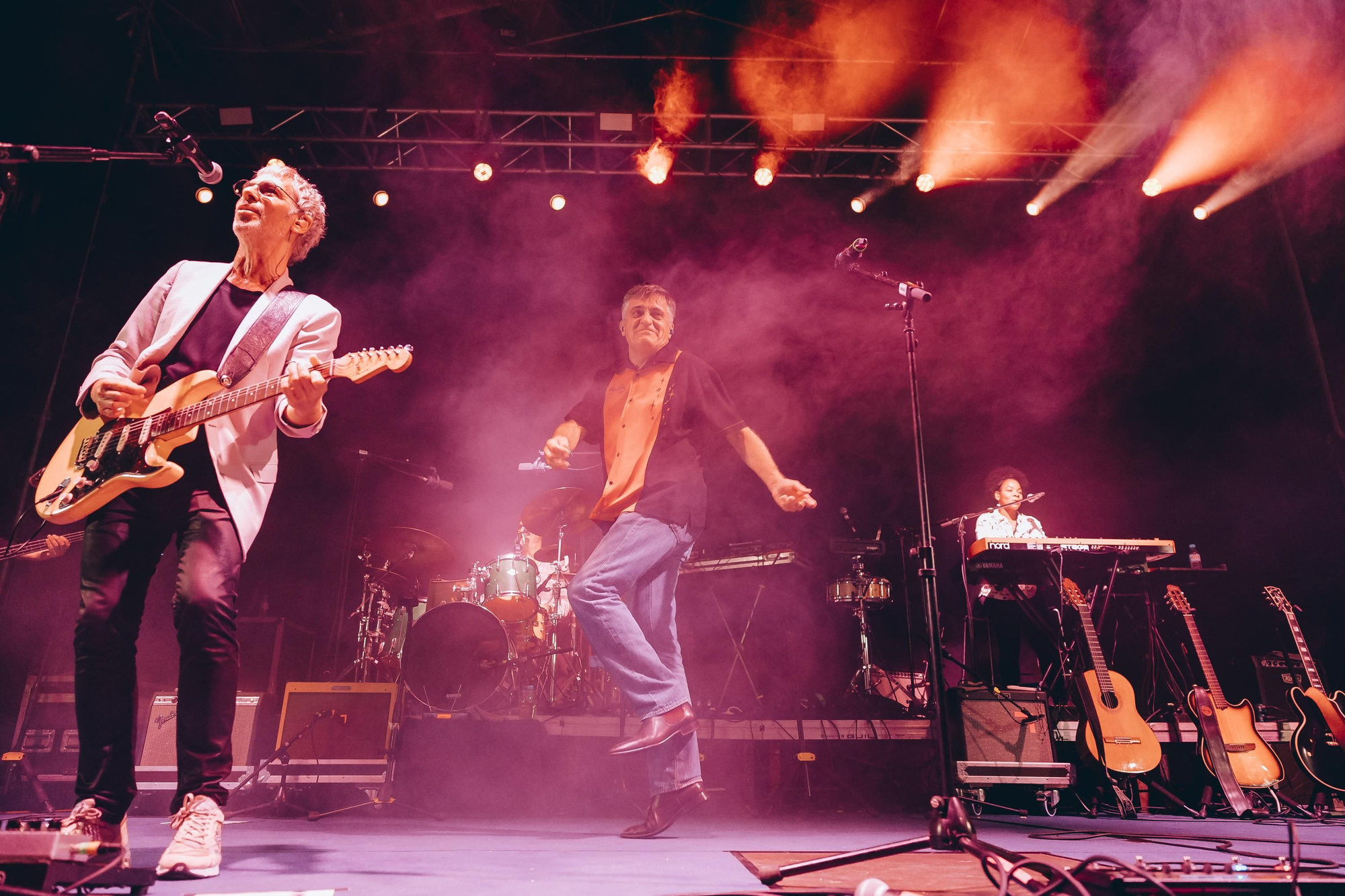 Kiko Veneno y El Gran Wyoming sobre el escenario durante el concierto 'Un país para escucharlo'