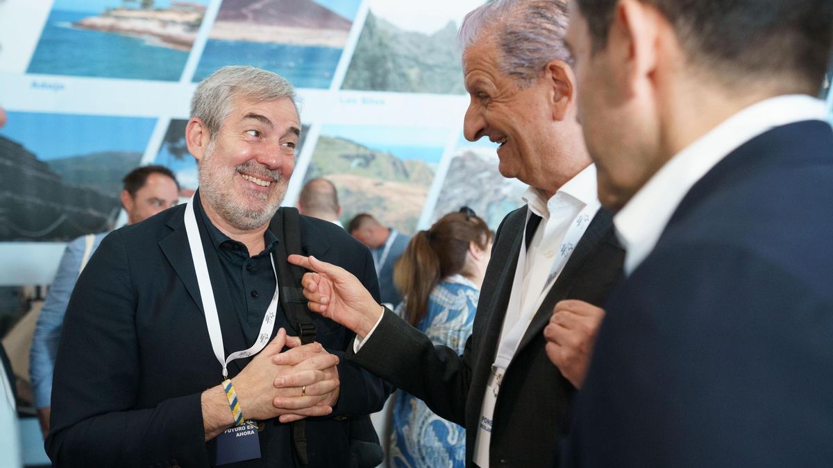 El secretario general nacional de Coalición Canaria, Fernando Clavijo (i), conversa con el candidato a secretario insular de Tenerife de la formación nacionalista, Francisco Linares (d). EFE/Ramón de la Rocha