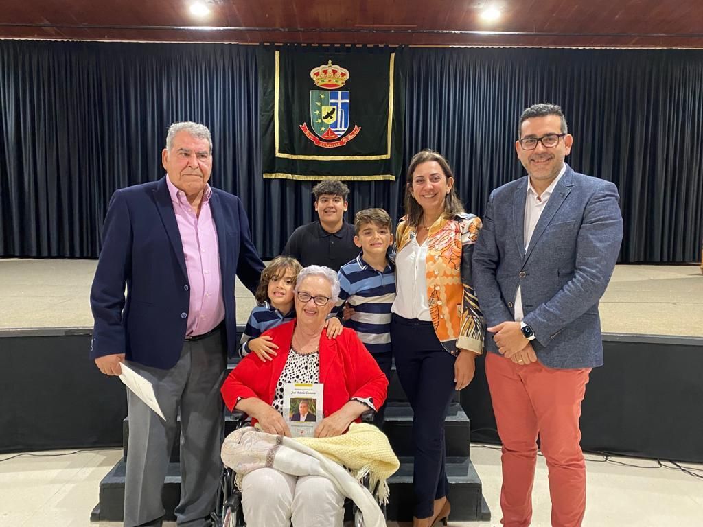 El autor José Antonio Clemente Pérez, acompañado de su esposa, sus hijos y sus nietos.