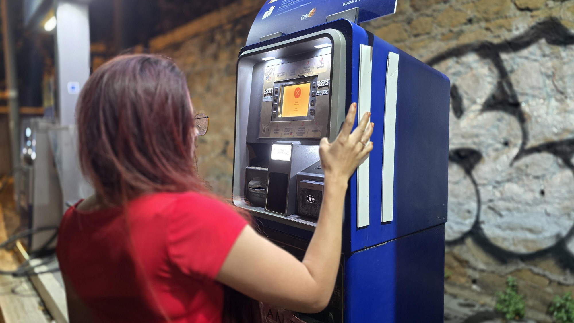Una gasolinera fuera de servicio en Roma el jueves por la noche, cuando la escasez de combustible se empezó a notar en la capital