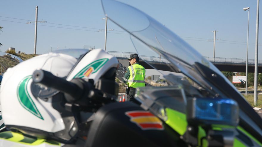 Un agente de la Guardia Civil de Tráfico en un control en Madrid