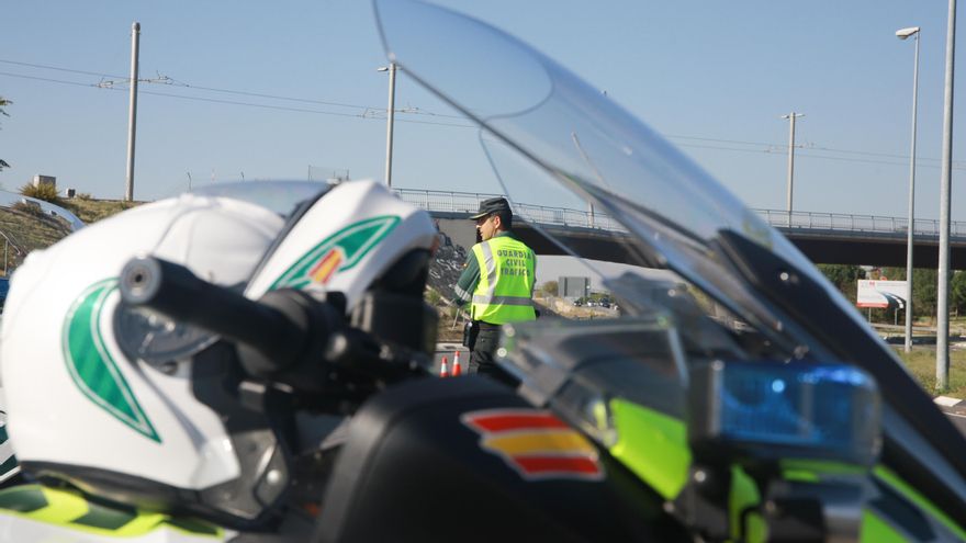 Un agente de la  Guardia Civil de Tráfico en un control en Madrid