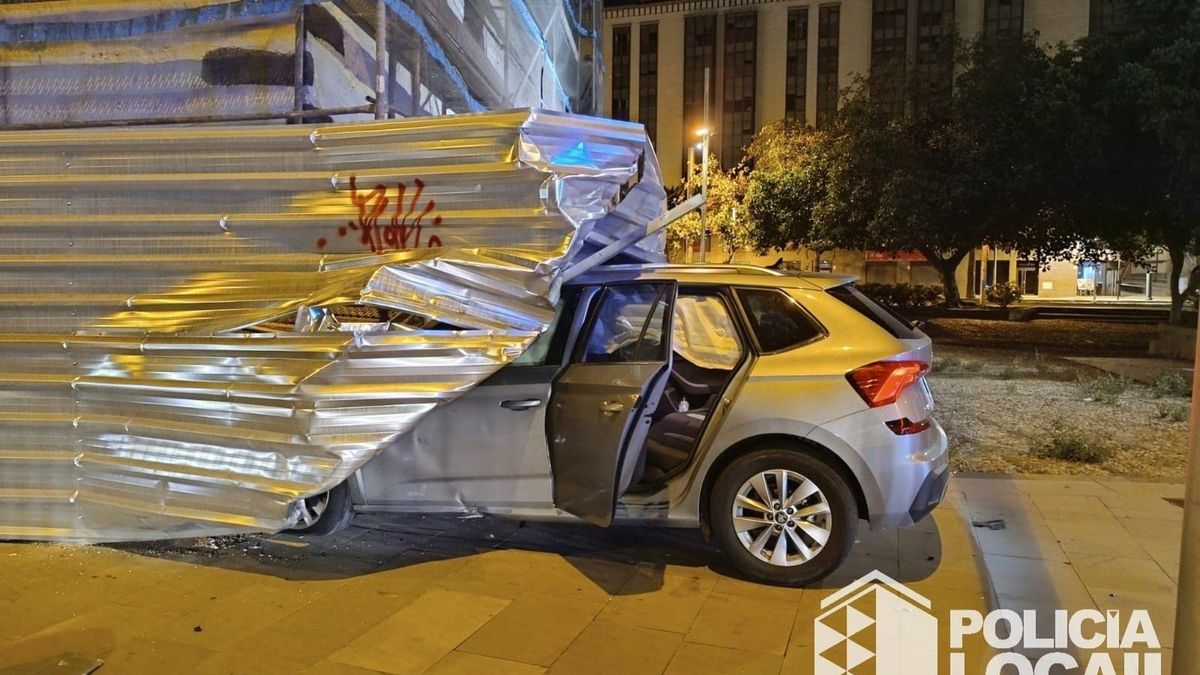 La Policía busca a los ocupantes de un coche de alquiler que se empotró contra un andamio en Santa Cruz de Tenerife