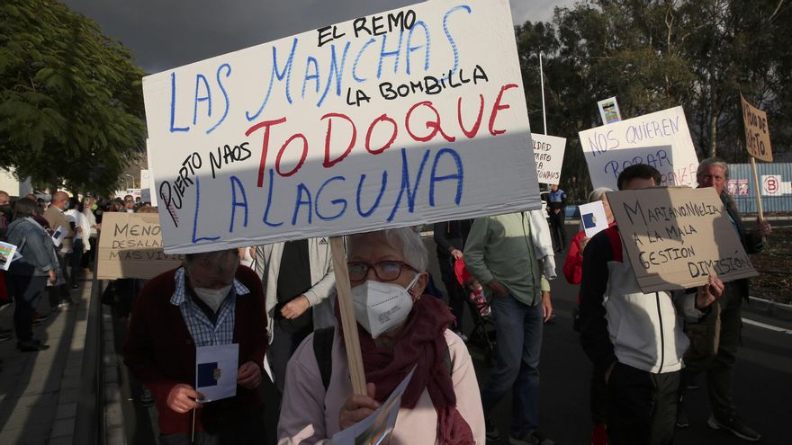 Manifestación de personas damnificadas por el volcán de La Palma. (ALEJANDRO RAMOS)