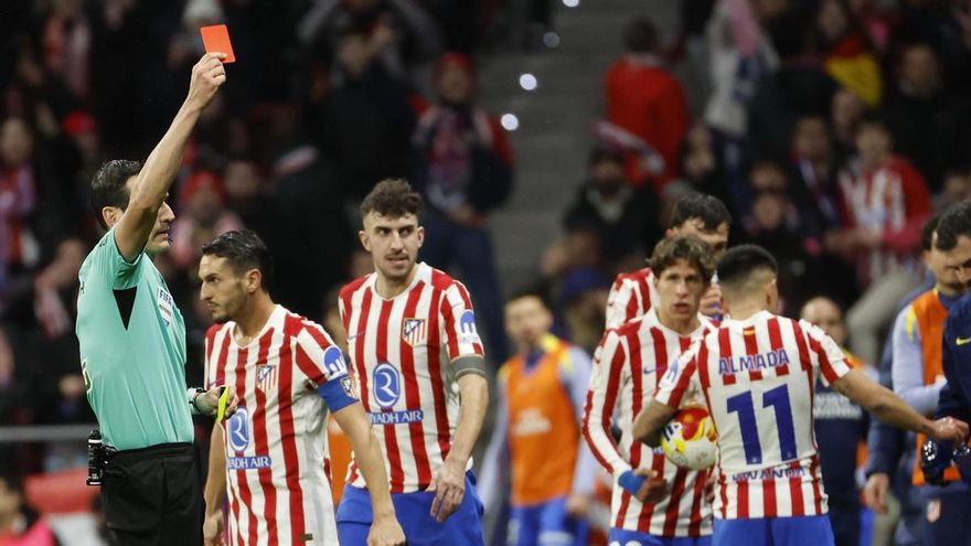 "Tarjeta roja, expulsado": el origen de las tarjetas que utilizan los árbitros en los partidos de fútbol