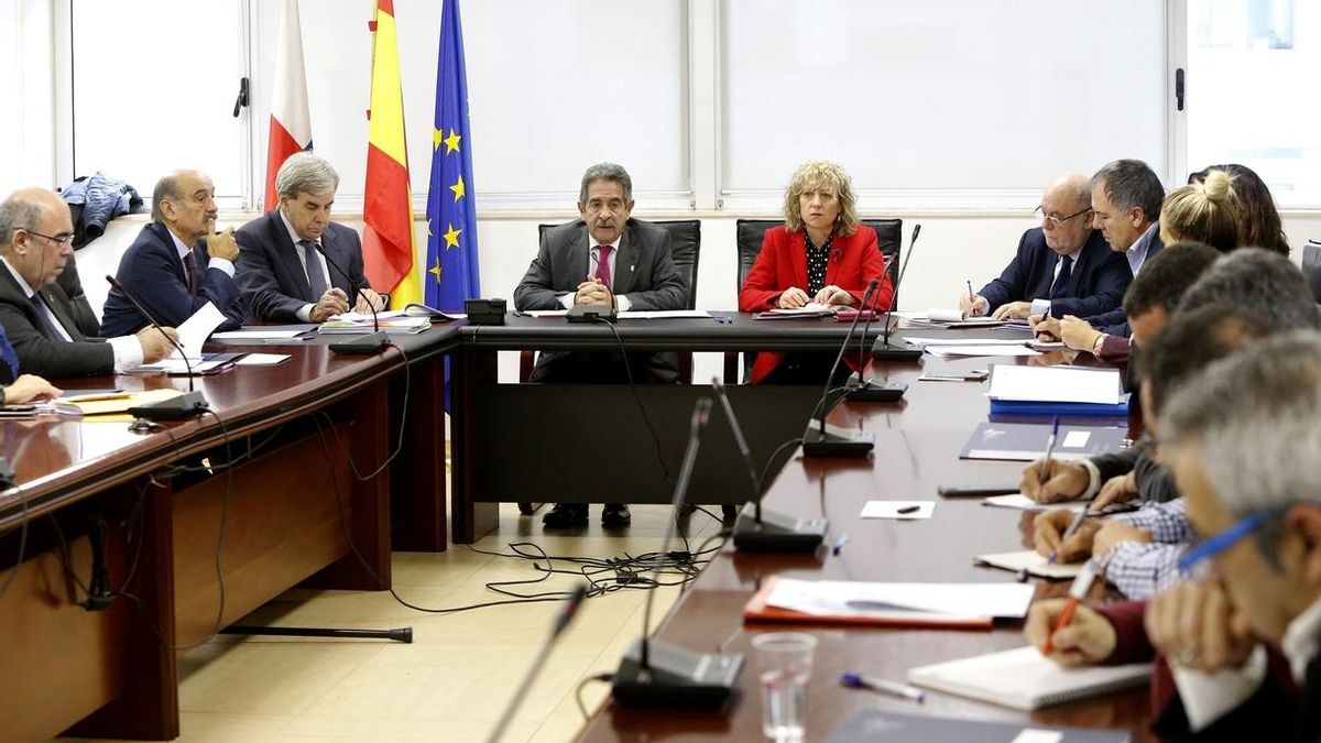 Revilla y Díaz Tezanos han presidido la Mesa de Diálogo Social celebrada este lunes.
