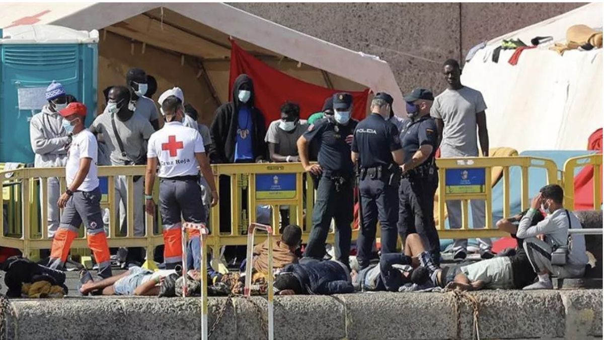 Imagen de archivo de personal de Cruz Roja y de la Policía Nacional en el puerto de Arguineguín Efe