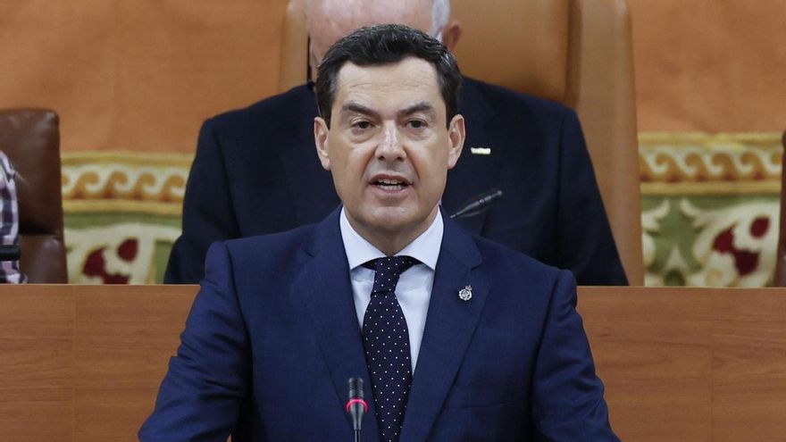 El candidato a la reelección, Juanma Moreno (c), pronuncia un discurso ante el Parlamento de Andalucía durante el Pleno de investidura este lunes, en Sevilla.