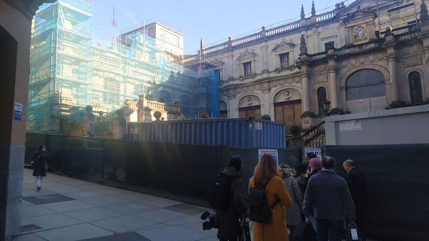Fachada del MAS, a la derecha, junto a la fachada de la Biblioteca Menéndez Pelayo, también en obras.