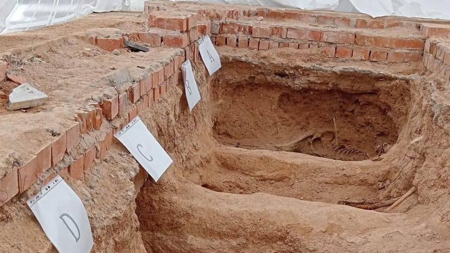 Tembleque desmonta el memorial de una fosa "caliente" para exhumar a 17 personas torturadas por el franquismo