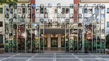 El frente del Casino de Oficiales, donde funcionaba el centro clandestino de detención, hoy convertido en Sitio de Memoria, con los rostros de los desaparecidos.