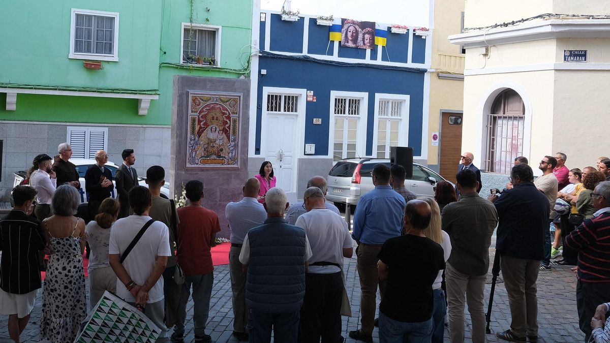 El Ayuntamiento descubre un azulejo conmemorativo de la coronación canónica de la Virgen del Carmen de La Isleta.