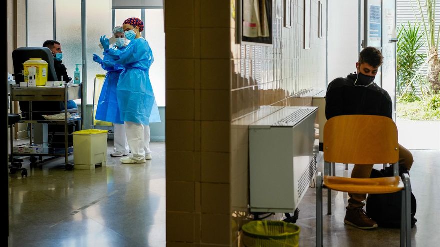 Enfermeros en un centro hospitalario de Barcelona en una imagen de archivo.