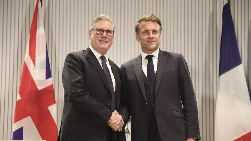 El primer ministro británico, Keir Starmer, junto al presidente francés Emmanuel Macron durante un encuentro bilateral previo al G7.