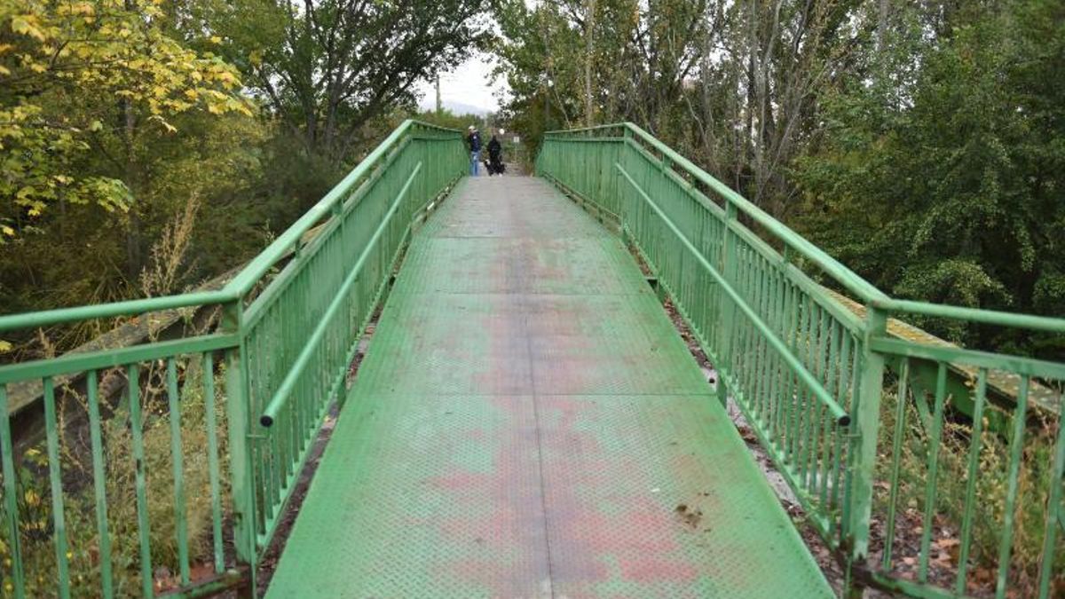 Puente metálico sobre el río Iregua en Alberite