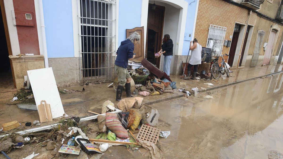 Vecinos de Els Poblets revisan los daños sufridos en sus viviendas este lunes por la mañana.