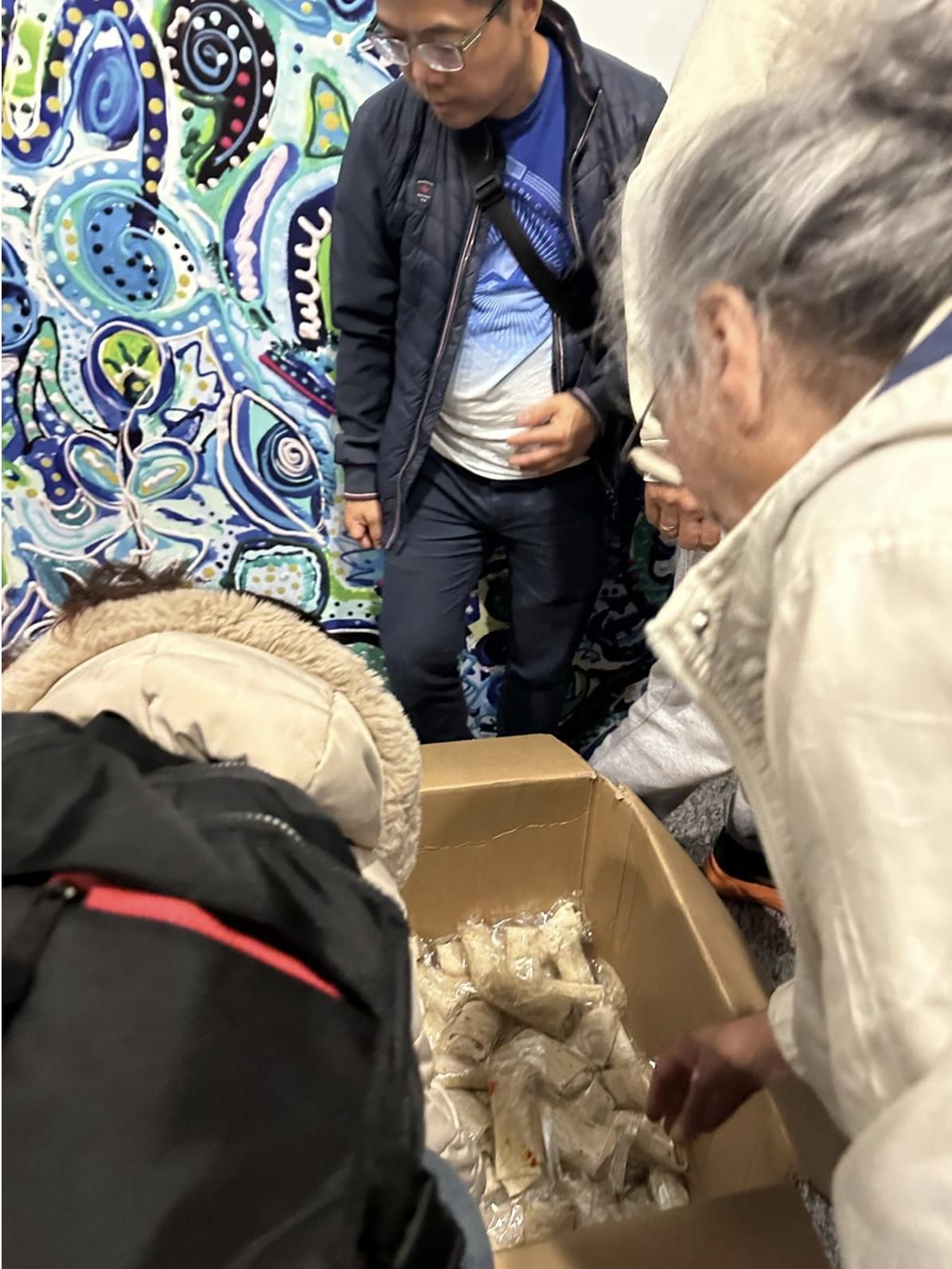 Una caja con bocadillos es lo que ofrece la compañía Emirates a sus clientes.