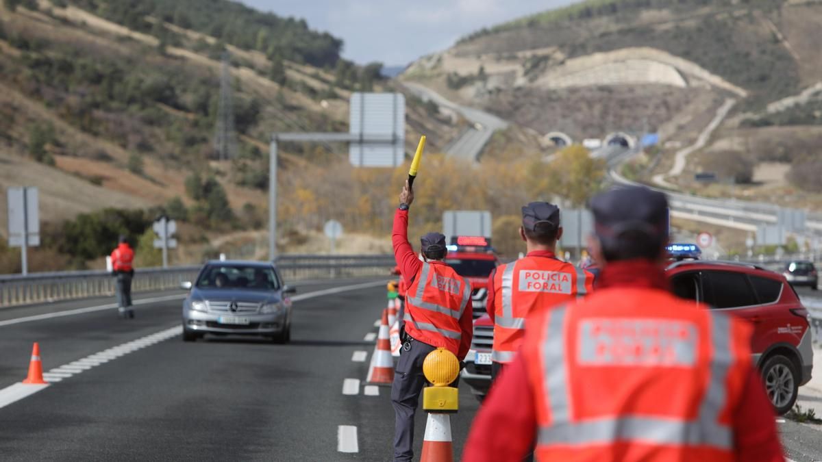 Mueren cinco agentes de la Policía Foral de Navarra al chocar su furgoneta contra un camión cisterna en Elgoibar