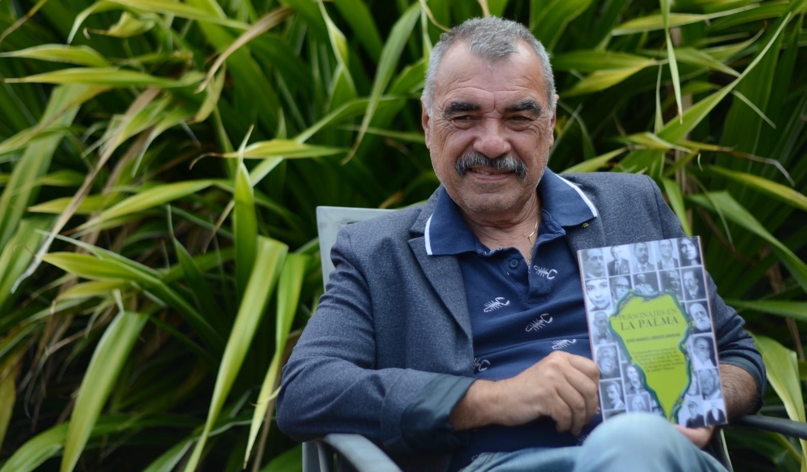 Manuel Lorenzo arrocha con su último libro. Foto: CÉSAR ARROCHA