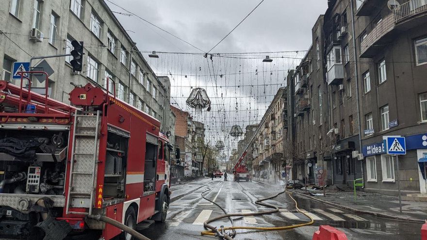 Servicios de emergencia acuden al lugar atacado por proyectiles rusos este domingo en la ciudad de Járkov.