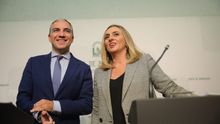 El consejero de Presidencia y portavoz, Elías Bendodo, y la titular de Fomento, Marifrán Carazo.