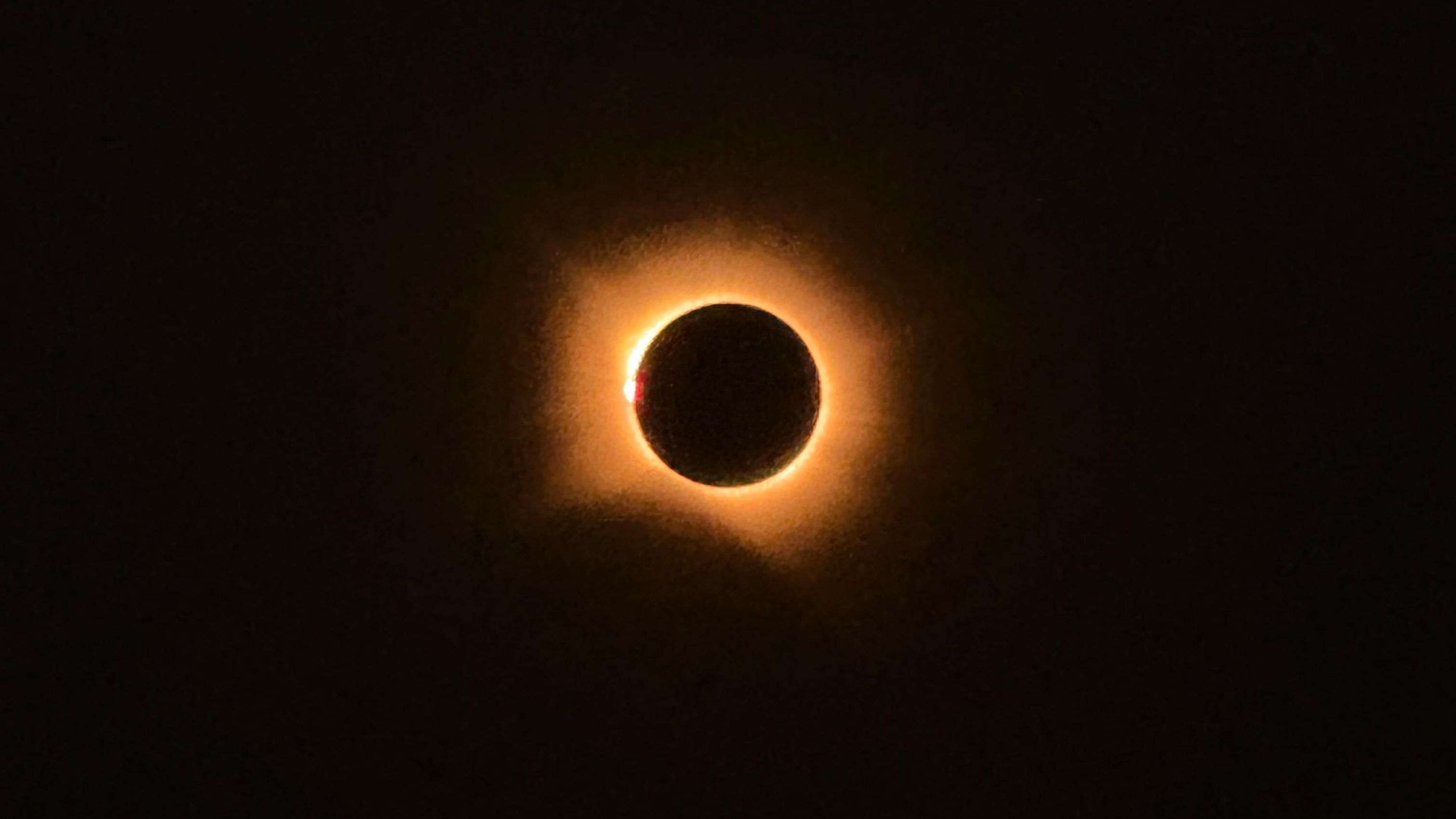 El Sol cubierto por la Luna durante el eclipse total de Sol del 12 de agosto