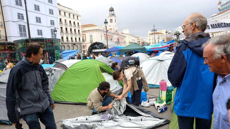 Manifestantes en la acampada de Puerta del Sol