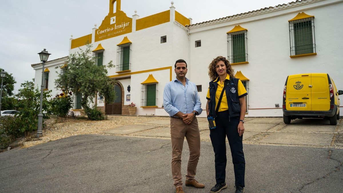 Jorge Delgado, usuario de Correos Cash, con la cartera María del Mar Ramírez en Iznájar (Córdoba).