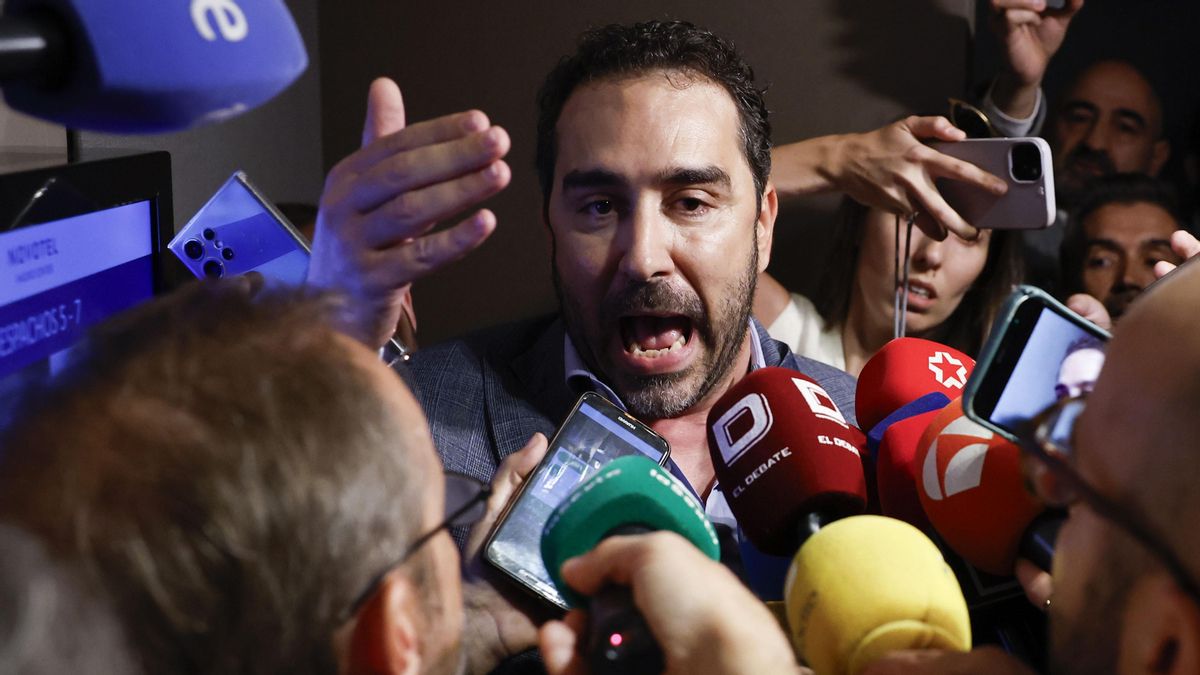 Aldama se dirige a los medios tras su aparición en una rueda de prensa de Leire Díez en 2025.