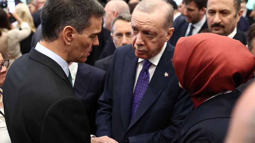 El presidente del Gobierno, Pedro Sánchez, conversa con el presidente de la República de Turquía, Recep Tayyip Erdogan, durante la cumbre de la Comunidad Política Europea, a 16 de mayo de 2025, en Tirana (Albania).