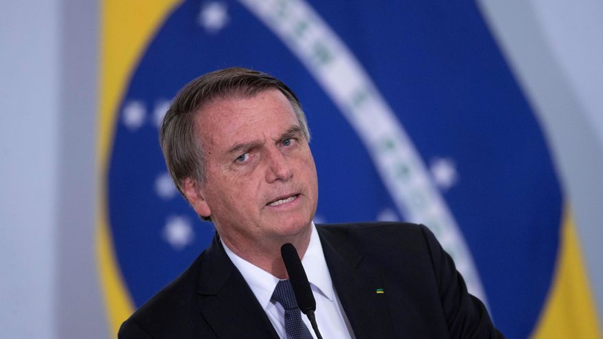 El presidente de Brasil, Jair Bolsonaro, habla hoy durante la firma de los decretos de Ayuda al Gas y el programa Alimenta Brasil, en el Palacio de Planalto en Brasilia (Brasil). EFE/ Joédson Alves