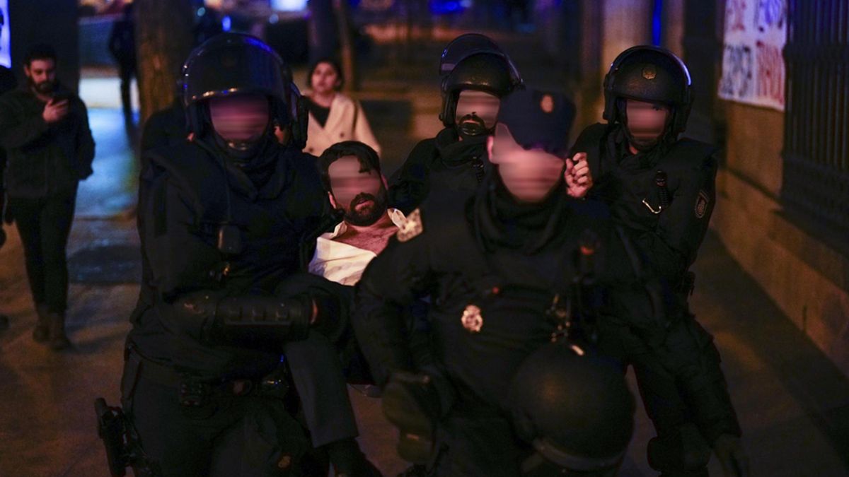 El Presidente de la Junta Democrática de España, Rubén Gisbert, al ser detenido durante la acampada frente al Congreso de los Diputados.