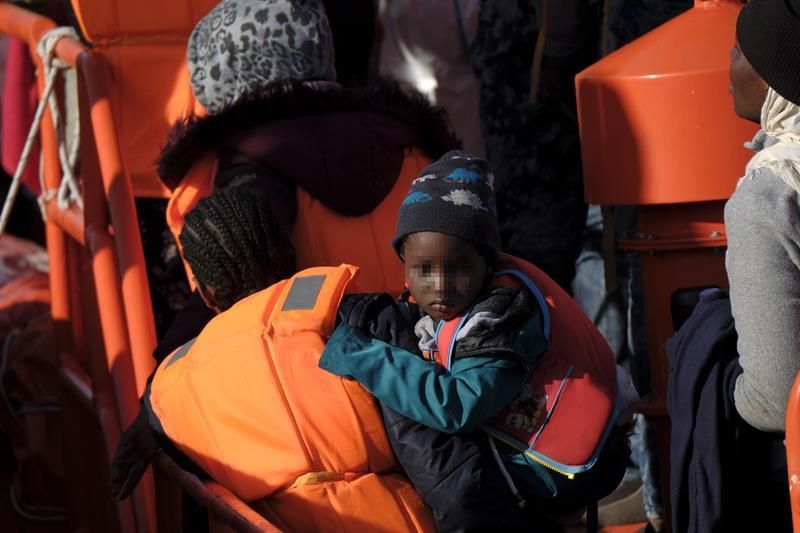 Salvamento Marítimo ha rescatado este miércoles a 63 personas de dos pateras que se dirigían a Canarias. EFE/ Ángel Medina G