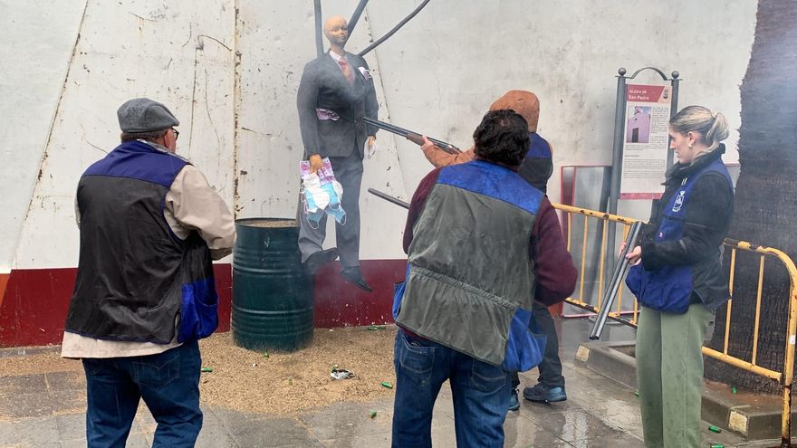 Fusilan y queman un muñeco de Koldo García en un pueblo de Sevilla como personaje negativo del año