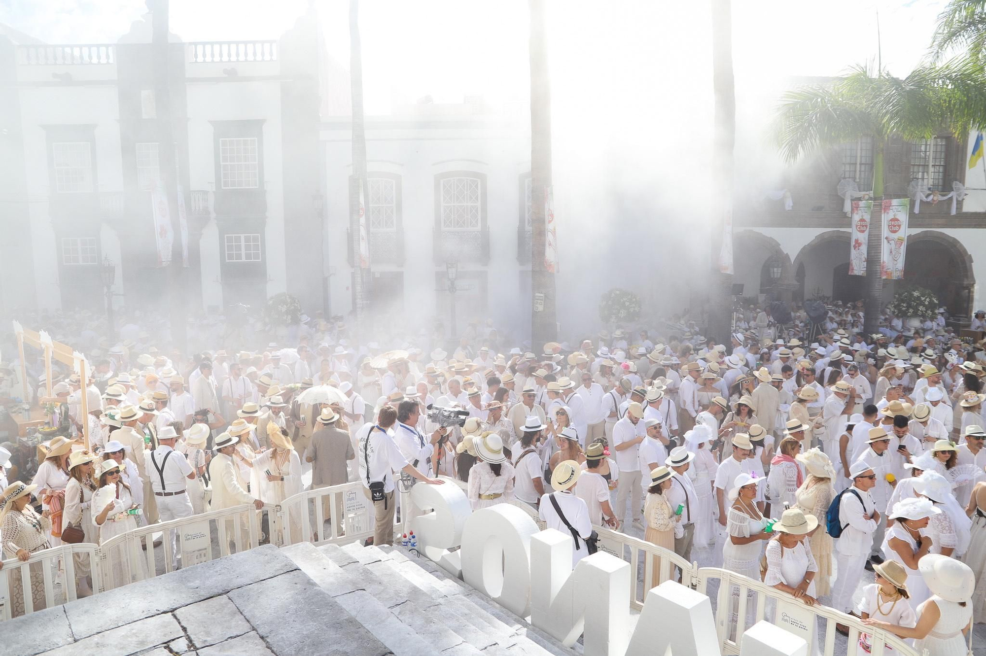 60.000 indianos transforman Santa Cruz de La Palma en La Habana por un día. EFE/Luis G. Morera