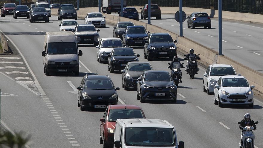 Imagen de archivo de varios coches circulando por una carretera de Barcelona. EFE/Marta Pérez