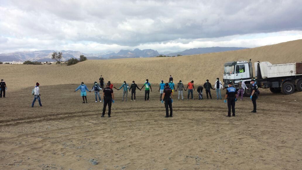 Los inmigrantes que llegaron en patera a la costa de Gran Canaria fueron trasladados en un camión del servicio de limpieza.
