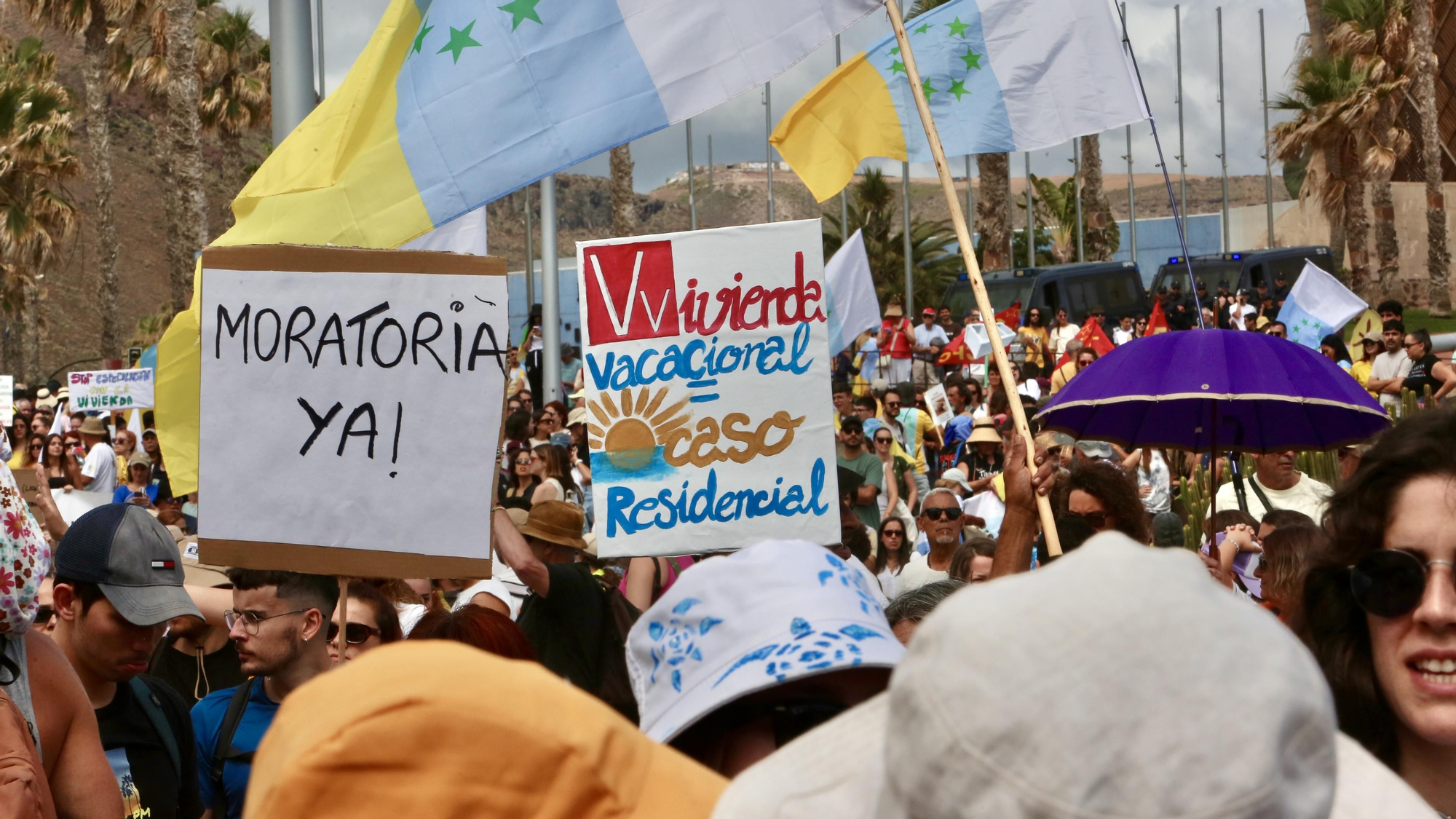 Manifestación en Gran Canaria bajo el lema 'Canarias tiene un límite'