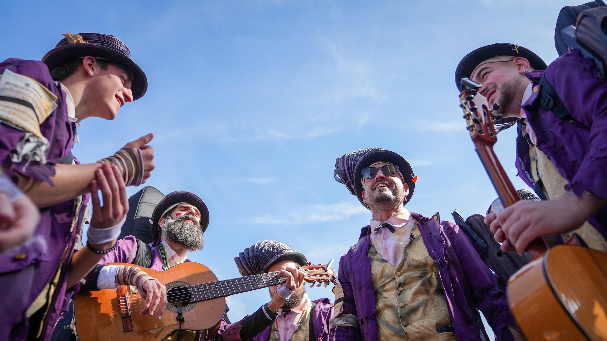 Pasacalles de Carnaval en el Puente Romano